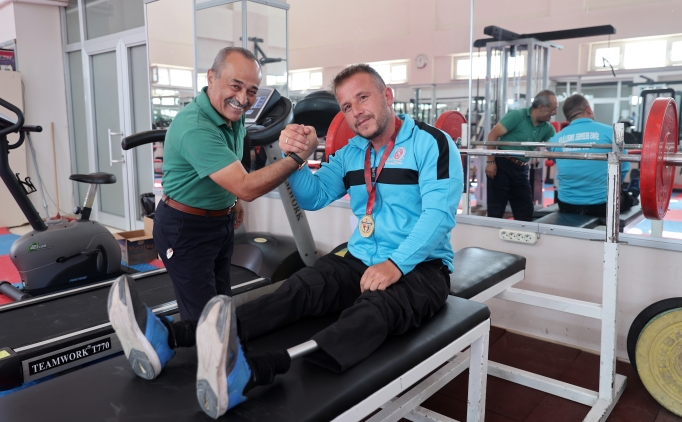 Bedensel engelli rekortmen halterci, g�z�n� Avrupa �ampiyonlu�una �evirdi