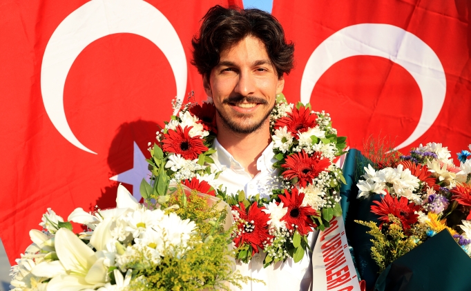 Dnya Ralli ampiyonas'nda 'JWRC zaferi' kazanan Ali Trkkan cokuyla karland