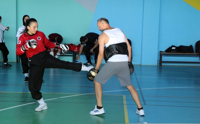 Savatenin ilk milli tak�m�, d�nya �ampiyonas�nda madalyalar i�in ter d�kecek