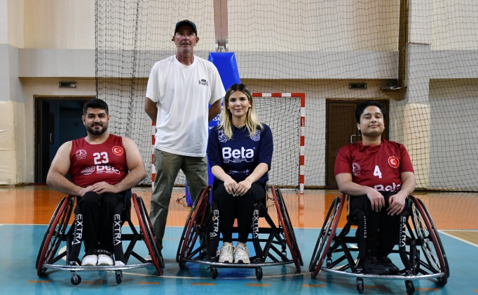 Trafik kazas�yla engelli kalan Azra, basketbol sayesinde hayata tutundu