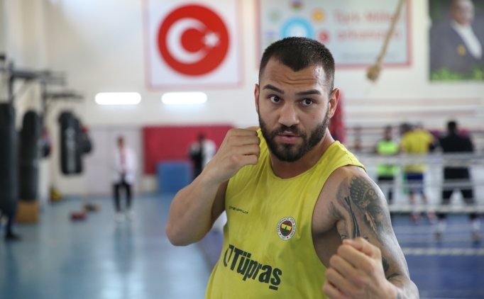 Samet Ersoy, d�nya �ampiyonlu�u i�in yumruk sall�yor