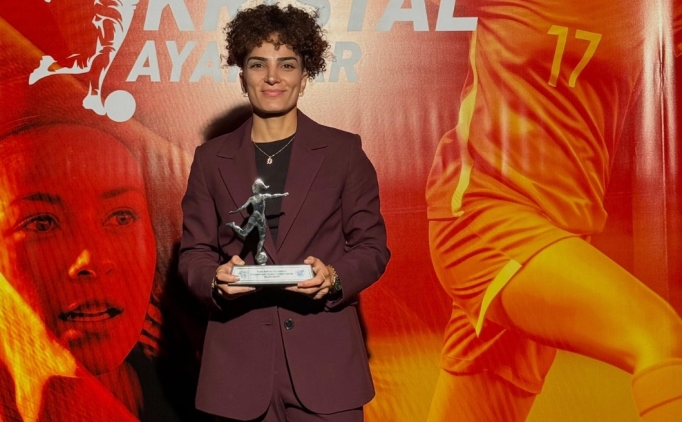 Trabzonspor'dan 'yln defans oyuncusu' seilen Dilan Bora'ya kutlama