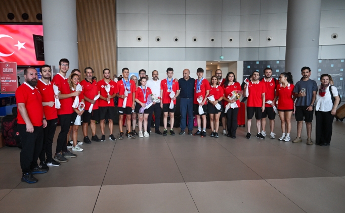 Dnya ampiyonas'nda 12 madalya kazanan zel Sporcular Yzme Milli Takm, yurda dnd