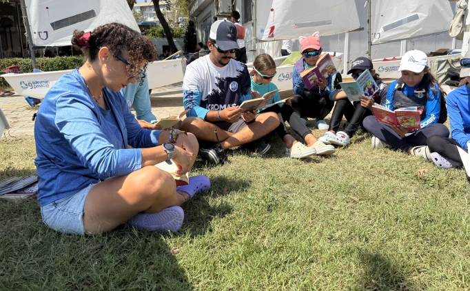 Marmara'da rzgar olmaynca yelkenciler kitap okudu
