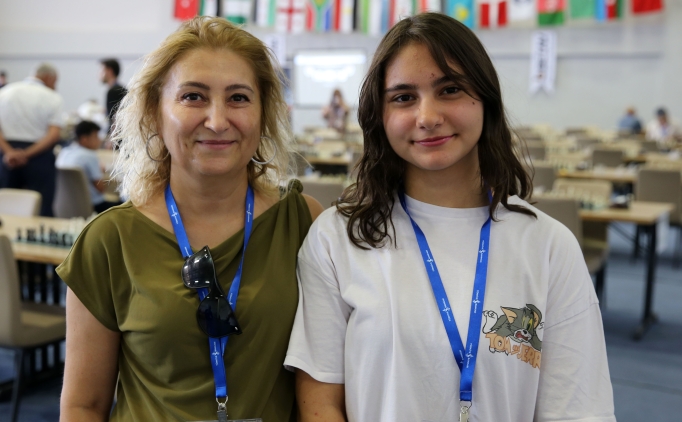 Satran� tutkunu anne ve k�z� ayn� turnuvada ter d�k�yor