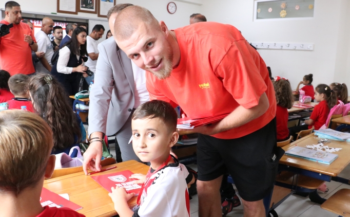 Samsunsporlu futbolculardan, miniklere s�rpriz