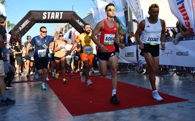 Uluslararas Ayvalk Kurtulu Yar Maratonu kouldu
