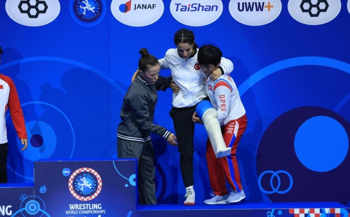 Milli g�re��i Evin, madalya t�renine rakiplerinin 'kuca��nda' gelebildi