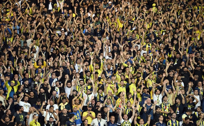 Sadettin Saran'a tribnlerden byk destek