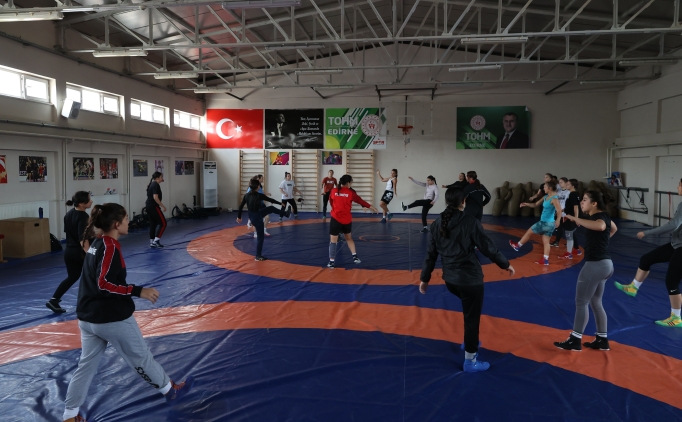 Kosoval� kad�n g�re��iler Edirne'de kamp yap�yor