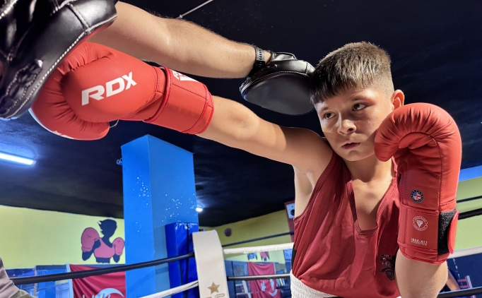 Muhammed, ilk �ampiyonas�ndan alt�n madalyayla d�nd�