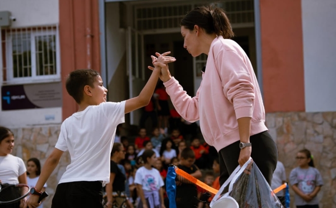 pek Soylu, zmir'de ilkokul rencileriyle tenis oynad