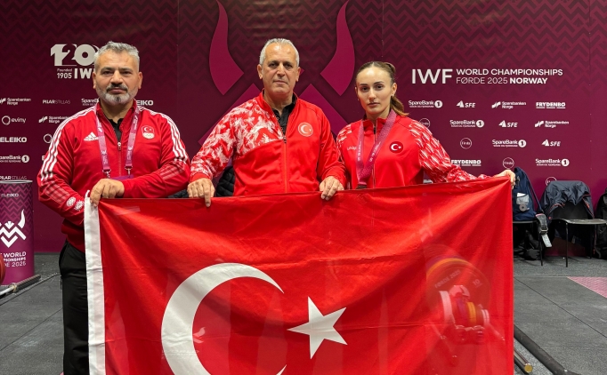 Milli halterci Cansel �zkan, D�nya �ampiyonas�'nda bronz madalya kazand�