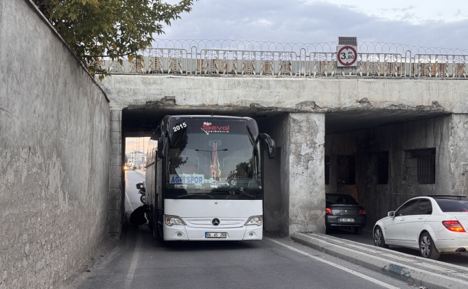 A�r� 1970 SK tak�m otob�s� Kayseri'de alt ge�itte s�k��t�