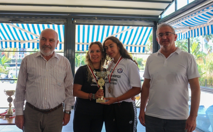 5. skenderun Krfezi Ak Deniz Yzme Maratonu'nu tamamlayan Elif'e dl verildi