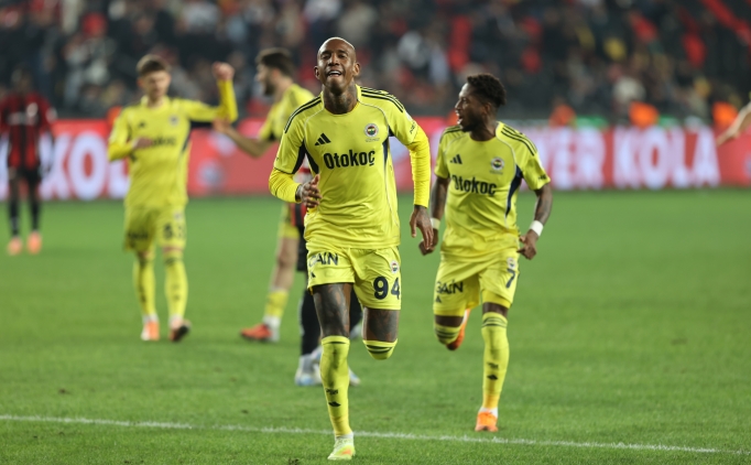 Fenerbah�e'de Talisca, taraftarla aras�n� d�zeltti