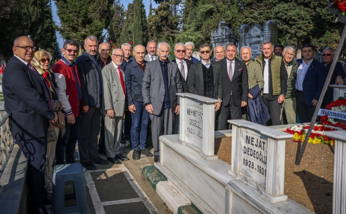 R�fat Dedeo�lu, mezar� ba��nda an�ld�