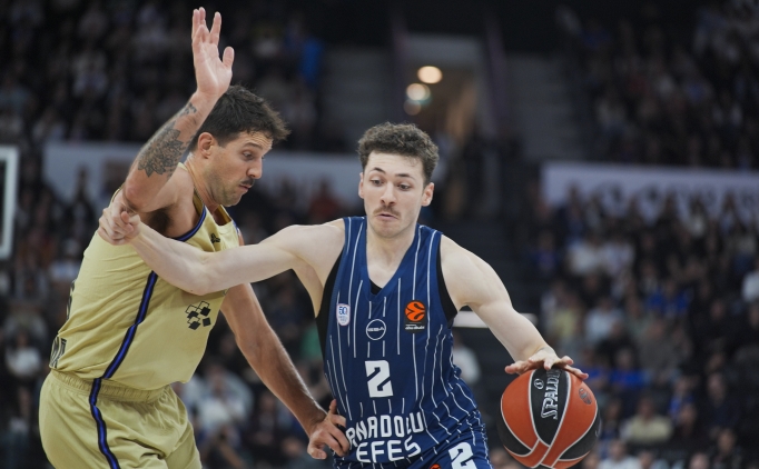 Anadolu Efes, son nefeste Barcelona'y� devirdi!