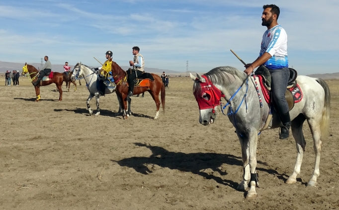 Kars'ta cirit ve at yar��lar�nda sporcular k�yas�ya m�cadele etti