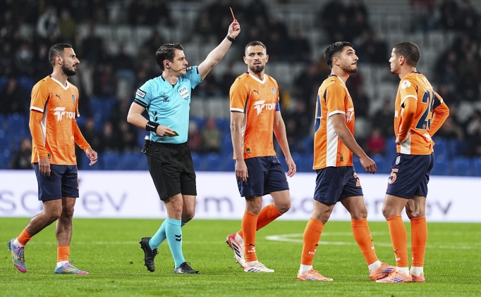 Ba�ak�ehir'de 2 futbolcudan hakem tepkisi!