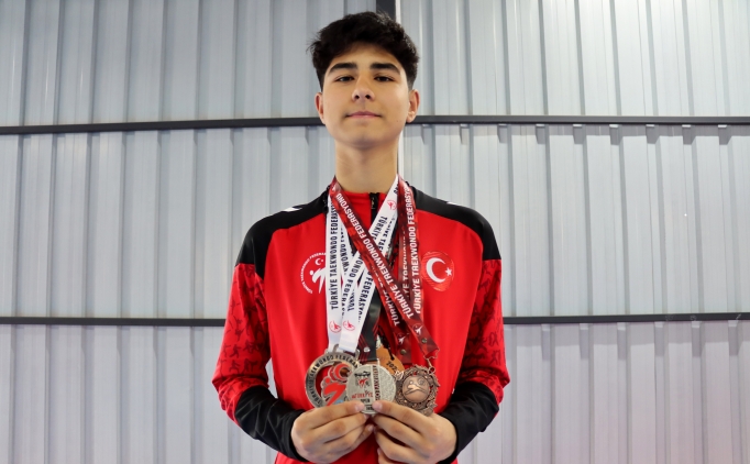 Depremde kaybetti�i babas� i�in ��kt��� tatamide ba�ar�dan ba�ar�ya ko�uyor