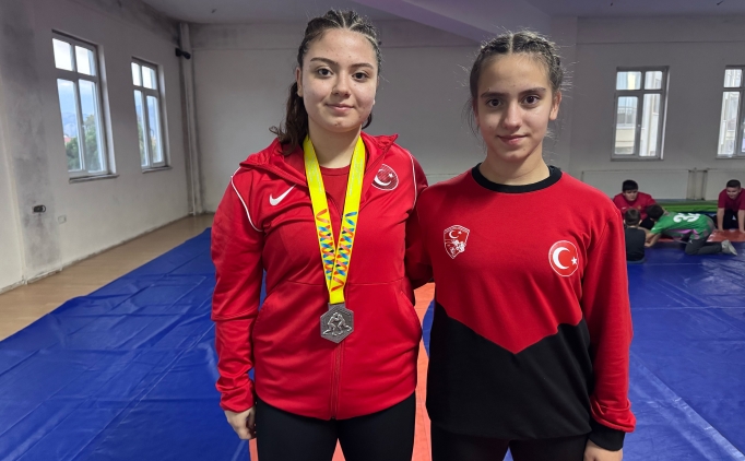 Isparta'da g�re��i k�z karde�ler �ampiyonluk hedefleri i�in birlikte antrenman yap�yor