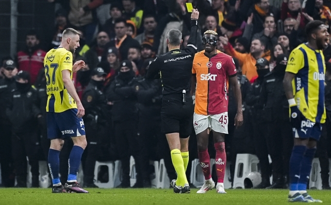 Derbide kartlar havada uçuşuyor