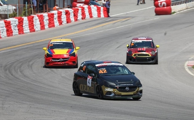 Otomobil sporlar�nda AVIS T�rkiye Pist �ampiyonas� TOSFED �stanbul Park'ta!