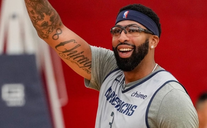 Anthony Davis, koruyucu gzlkle oynamaya alyor