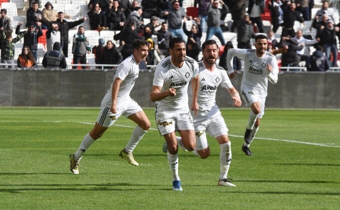 Altay, evinde Batman'la rakip