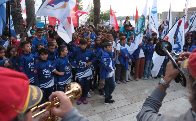 Bodrum'da 13'nc BIOR yarlar renkli kortej ile balad