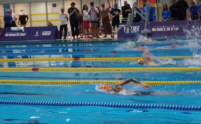 �stanbullular eve kapand�, onlar kula� att�