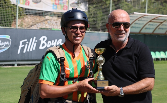 Dnya ncs sporcu paratle tesislere inip, kupay bakana verdi