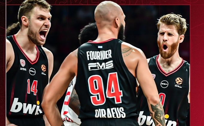 Olympiakos, evinde �srail temsilcisini y�kt�!