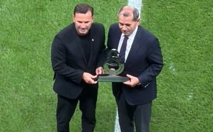 Okan Buruk'a b�y�k jest!