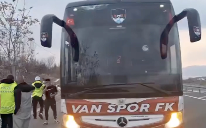 Elaz�� Valili�i'nden Vanspor tak�m otob�s�ne yap�lan ta�l� sald�r� ile ilgili a��klama