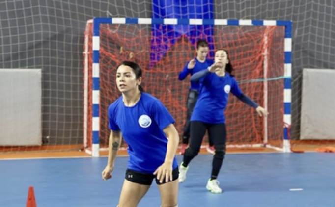 Trabzonlu kadn hentbolcu, iitme engelli sporcularn antrenrln yapyor