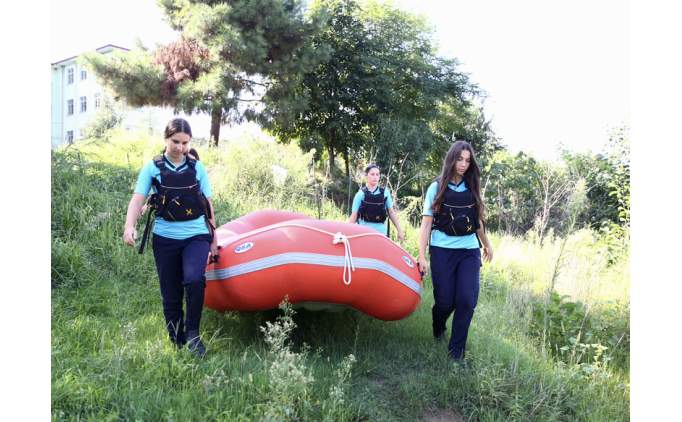 Okullarnn karsndaki derede raftinge balayan renciler Avrupa Kupas kazand