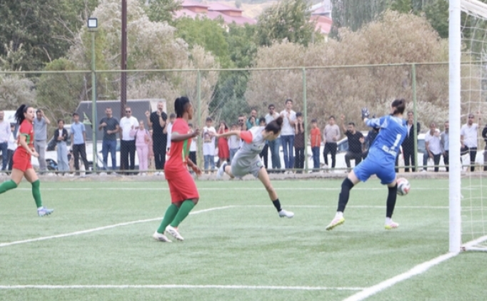 Kad�nlar S�per Ligi'nde olayl� ba�lang��