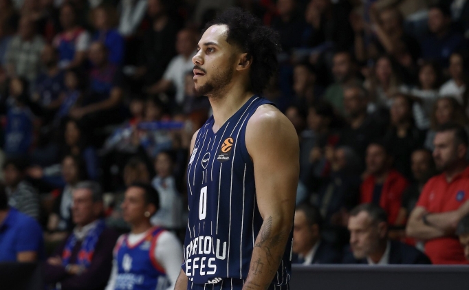 Anadolu Efes'e Shane Larkin'den k�t� haber!