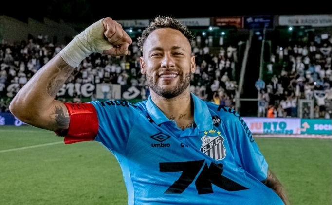 Neymar'dan fedakarl�k: Hat-trick ile tak�m� ligde tuttu!