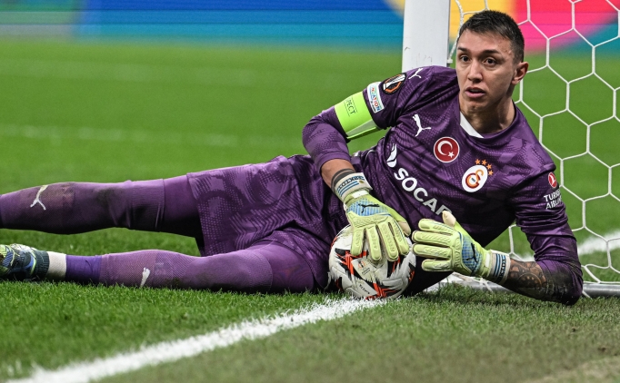 Okan Buruk'tan Muslera'ya ısrar: '1 yıl daha kal'