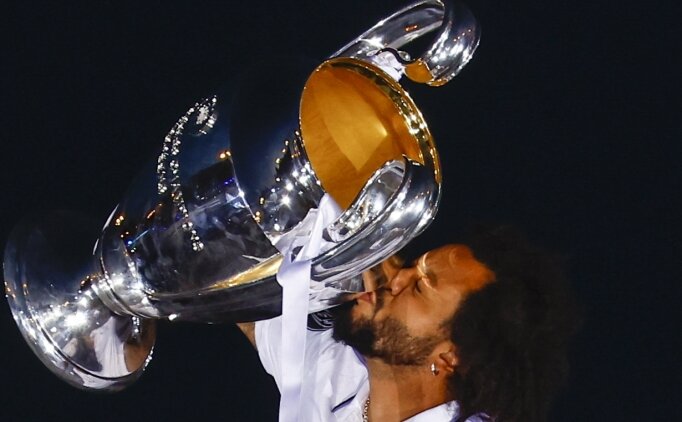 Marcelo, futbolu b�rakt���n� a��klad�