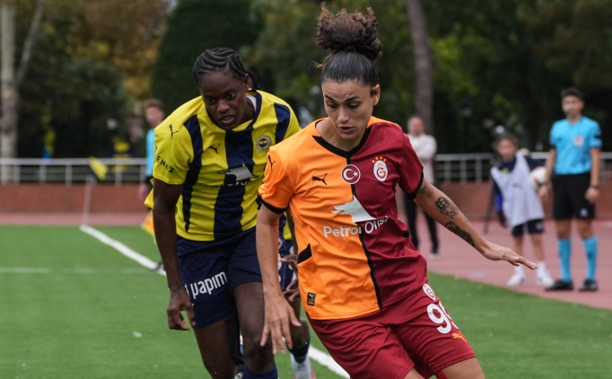 Fenerbah�e�Galatasaray kad�n futbol derbisi Chobani Stad�'nda