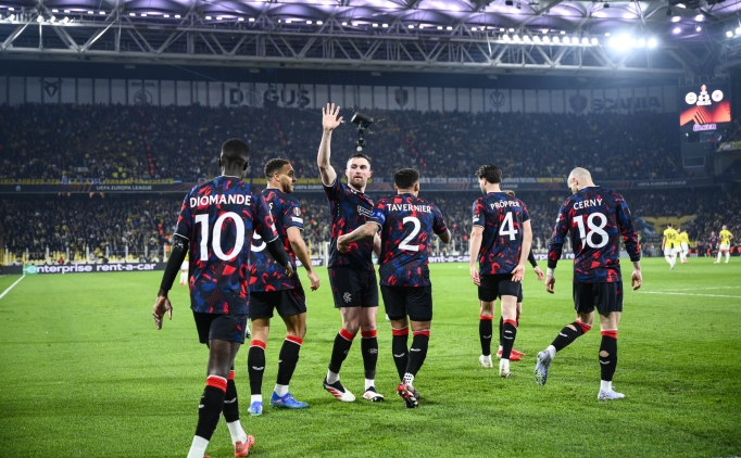 Van Bronckhorst'tan Rangers'a tebrik!