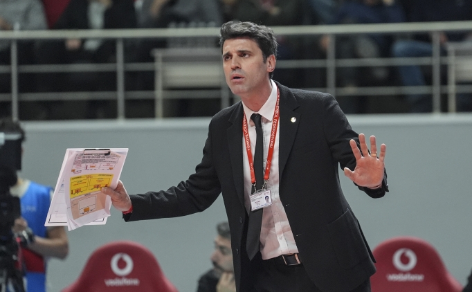 A Milli Erkek Voleybol Tak�m�'nda ba�antren�r Umut �ak�r ile yollar ayr�ld�