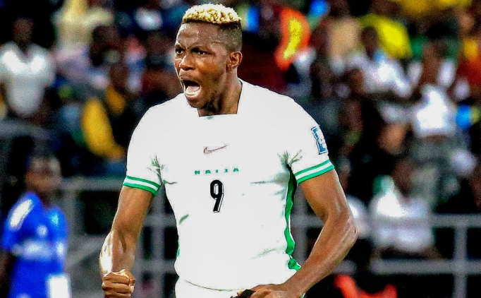 Victor Osimhen, Salah ve Hakimi ile zirve yar���nda!