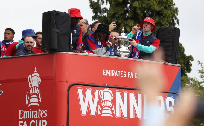 Crystal Palace taraftarlarından UEFA'ya protesto!