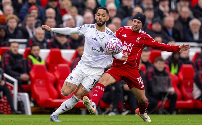 Manchester United, deplasmanda Liverpool'u devirdi!