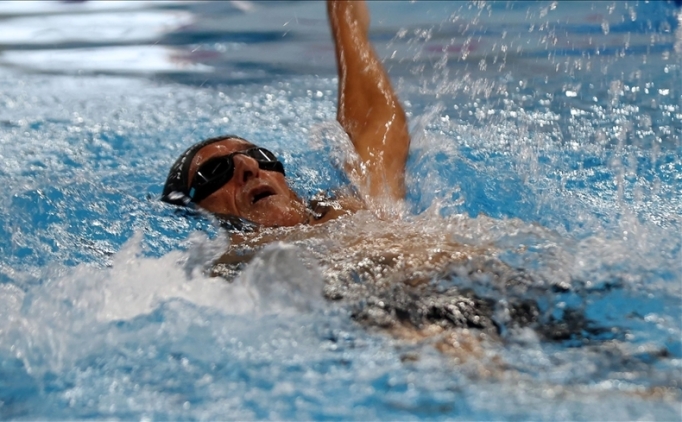 Su kanal�nda y�zmeyi ��rendi, s�rt�st� yar��lar�nda rakiplerine �ans tan�m�yor